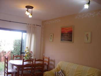 Salón y terraza privada al fondo