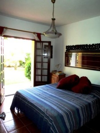 dormitorio principal con salida al jardÃn