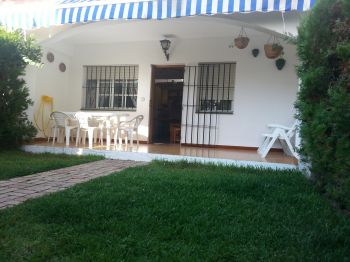 Parcela de cesped de la vivienda
