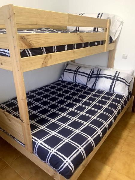 Cama doble de matrimonio y litera individual en habitacion