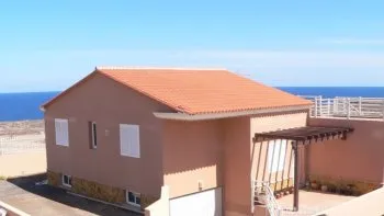 Preciosa villa en fuerteventura con piscina privada y vistas al mar .