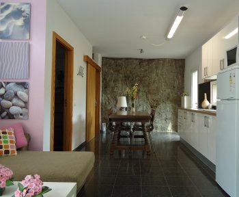 salon comedor con grande cocina 4 fuegos y nevera grande