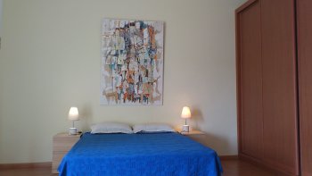 por la noche, una cama doble