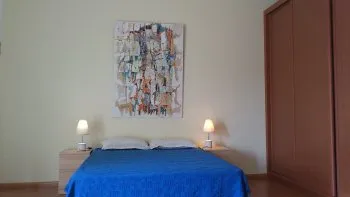 por la noche, una cama doble