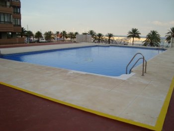Alquiler apartamento primera linea de playa con piscina en las palmeras, fuengirola