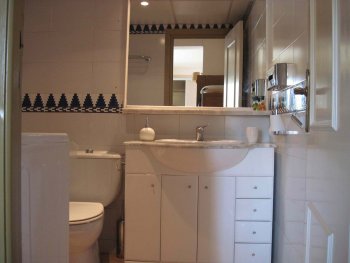 Cuarto de baño con bañera y lavadora