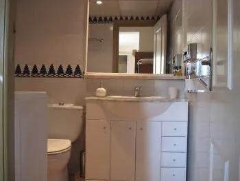 Cuarto de baño con bañera y lavadora