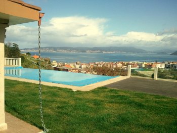 Preciosa casa con piscina e inmejorables vistas a la ria de pontevedra