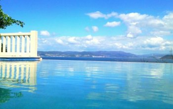 Piscina y vistas del mar