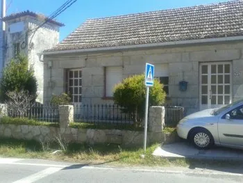 Se alquila casa de piedra cercana al mar 