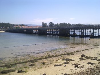 AL LADO DEL PUENTE DE ACCESO A LA ISLA DE A TOXA