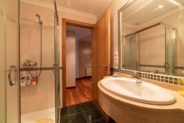 Baño en dormitorio de matrimonio