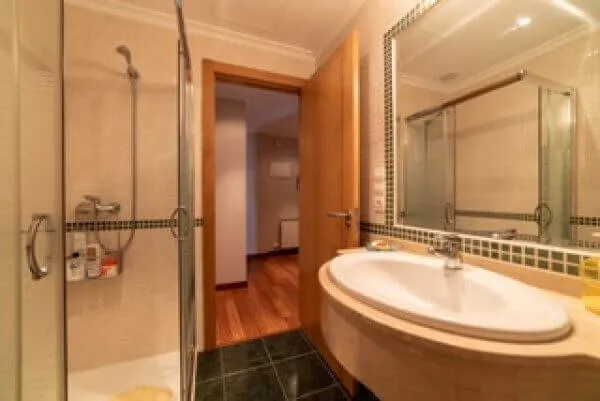 Baño en dormitorio de matrimonio