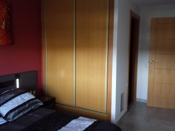 habitación suite con lavabo completo