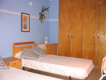 dormitorio para 2 con armario enpotrado grande