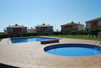 Apartamento seminuevo, con jardn privado y zona comunitaria con dos piscinas.