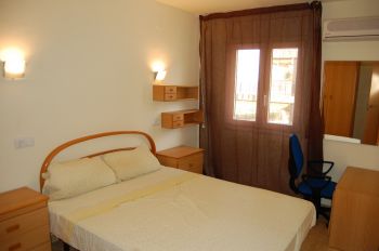 Dormitorio con cama de matrimonio
