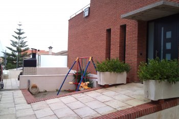 Entrada y jardines.