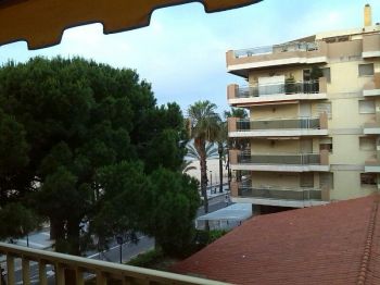 Terraza con vistas al paseo y la playa