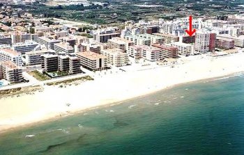 Apartamento a 30 m de la playa, pequeas vistas frente al mar.
