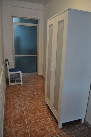Pasillo amplio con armario.