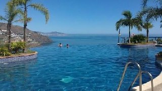 Casa con piscinas, terrazas y vistas al mar