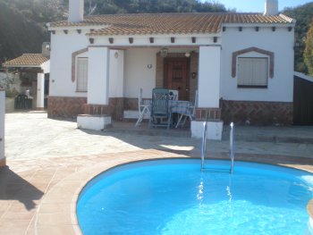 cortijo  el maurel , es una casa de campo ubicada  en una finca  en la montaa, con piscina de agua salada