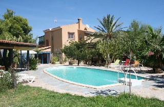 Gran casa con encanto para máximo 24 personas a las afueras de Alicante con piscina y barbacoa.