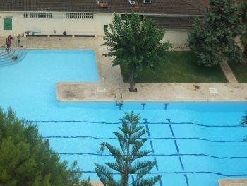 Alquilo apartamento de tres dormitorios con piscina y tenis en Gandia