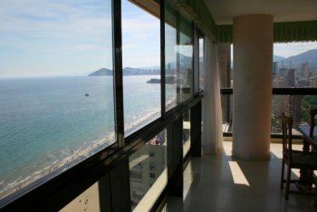alquiler de vacaciones . benidorm : avenida de madrid nª 13. 03503 .primera linea de la playa de levante.