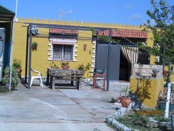 Se alquila casita en parcela de 1000 mº con piscina privada