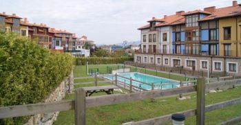 Bajo con jardín piscina
