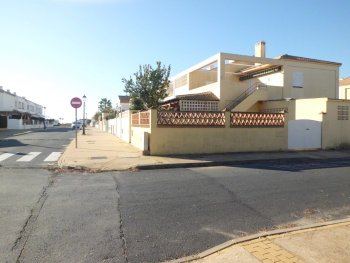 Esquina c/ Raya Atún vista a la playa