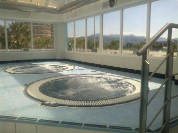 Apartamento con yacussi,piscina climatizada,sauna,padel,gimnasio a 100 metros de la playa y a 15 minutos de gandía