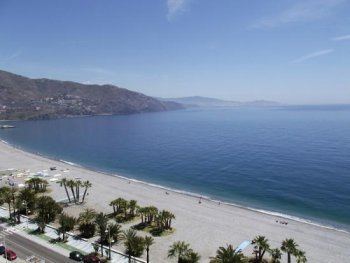 Apartamento 1º línea de la playa, para hasta 8 personas, con piscina y jardines comunitarios y solo 20m de la playa.