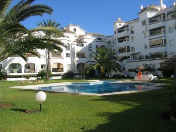 pisina y jardin