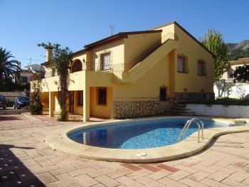 Chalet con jardin y piscina para 10 personas cerca del pueblo y playa