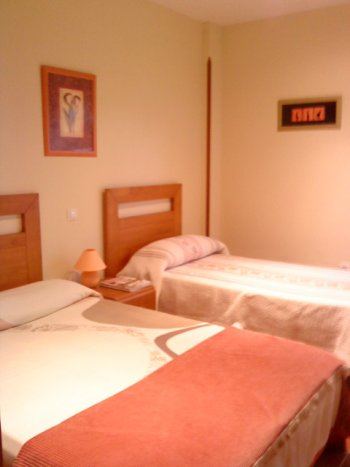 SE ALQUILA CASA CON JARDÍN (2)