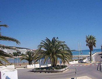 Puerto deportivo. a pie de playa. (3)