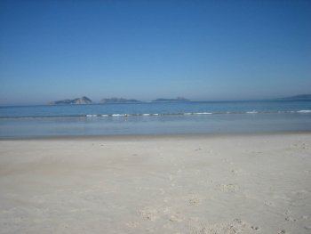Vistas de Islas Cies desde la playa a pie de apartamento
