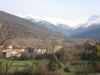 pueblo y al fondo la sierra de la demanda