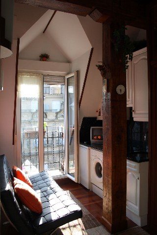 Ático en pleno centro de San Sebastián. Baño, cocina-estar, cama e (1)