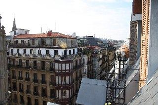 Ático en pleno centro de San Sebastián. Baño, cocina-estar, cama e (3)