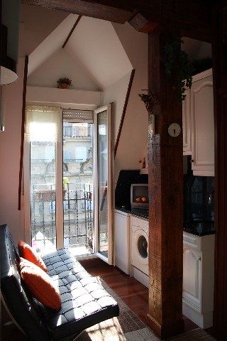Ático en pleno centro de San Sebastián. Baño, cocina-estar, cama extraible. Muy luminoso. Alquiler por días, semanas, quincenas