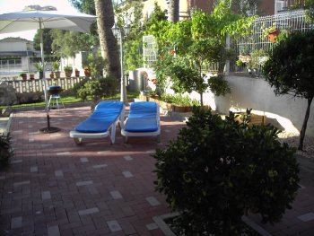 Se alquila planta baja a 300 mtrs. de la playa con jardin y aparcamiento privado