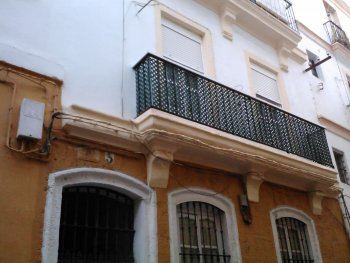 SE ALQUILA APARTAMENTO PRIMERA QUINCENA SEPTIEMBRE EN APARTAMENTO TOTALMENTE REFORMADO EN FINCA HISTORICA. EN PLENO DEL CENTRO DE CADIZ JUNTO A LA TORRE TAVIRA.
