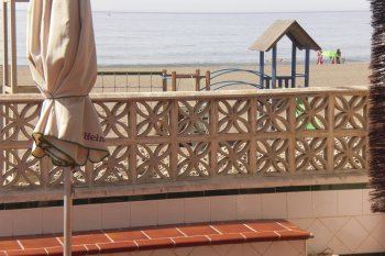 Alquiler de temporada vivienda a pie de playa tranquila y familiar, con arena de buena calidad