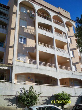 Apartamento a 100 mts de la paya, totalmente equipado para cuatro personas, con piscina, chiringuito y plaza de garaje cubierta