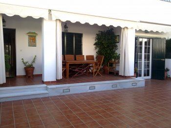 Chalet 3 habitaciones, 2 baÑos , terraza en 1ª y 2ª planta, amplio salon, cocina, zonas comunes piscina enorme ,parque infantil, playa a 200m