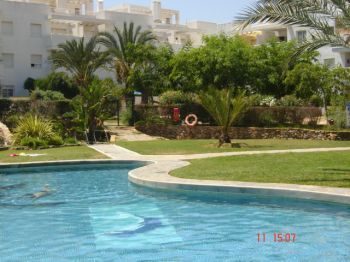 piscina y jardines